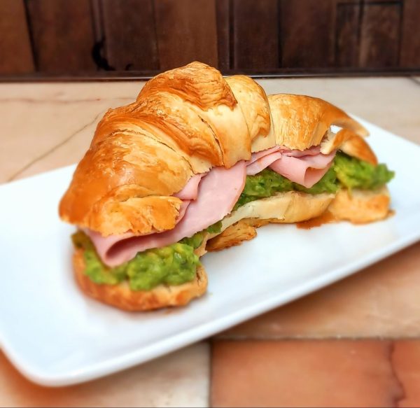 Croissant jamón palta